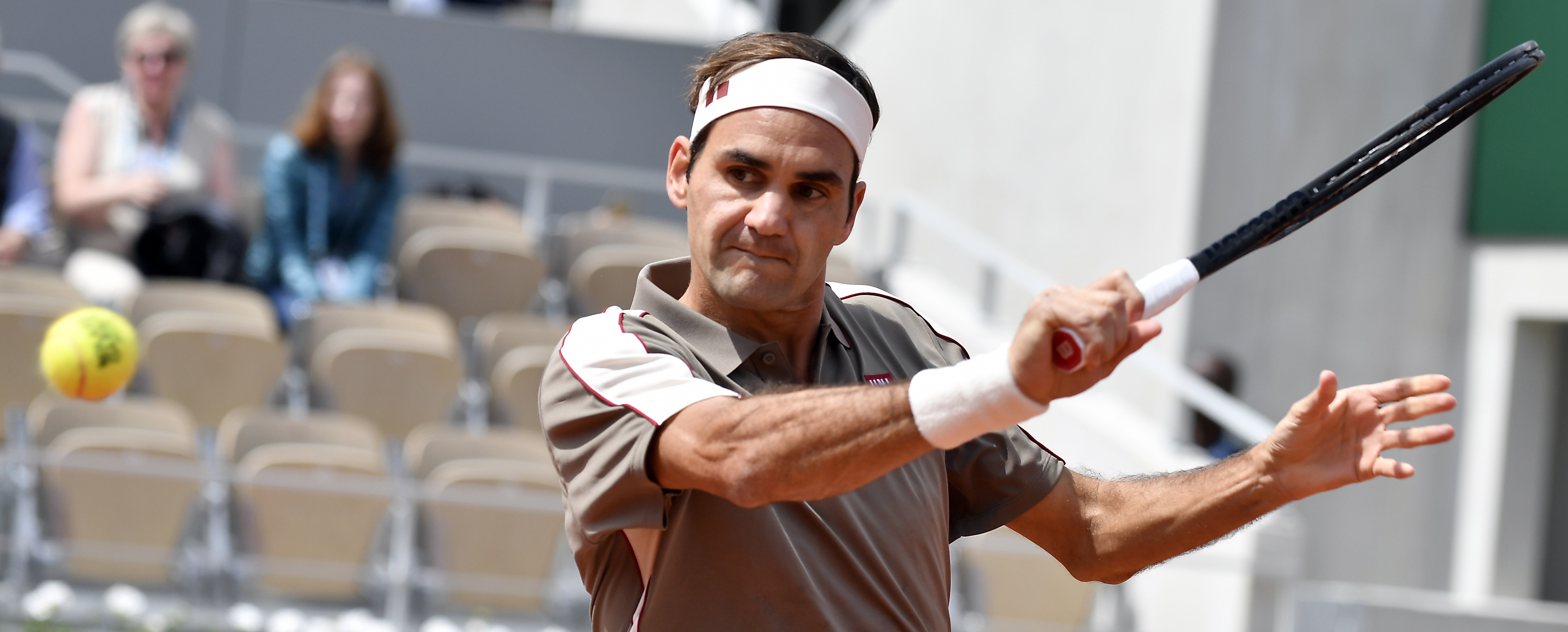 J9-费德勒重返赛场，重要助攻首场状态出色，法国队观众沸腾！