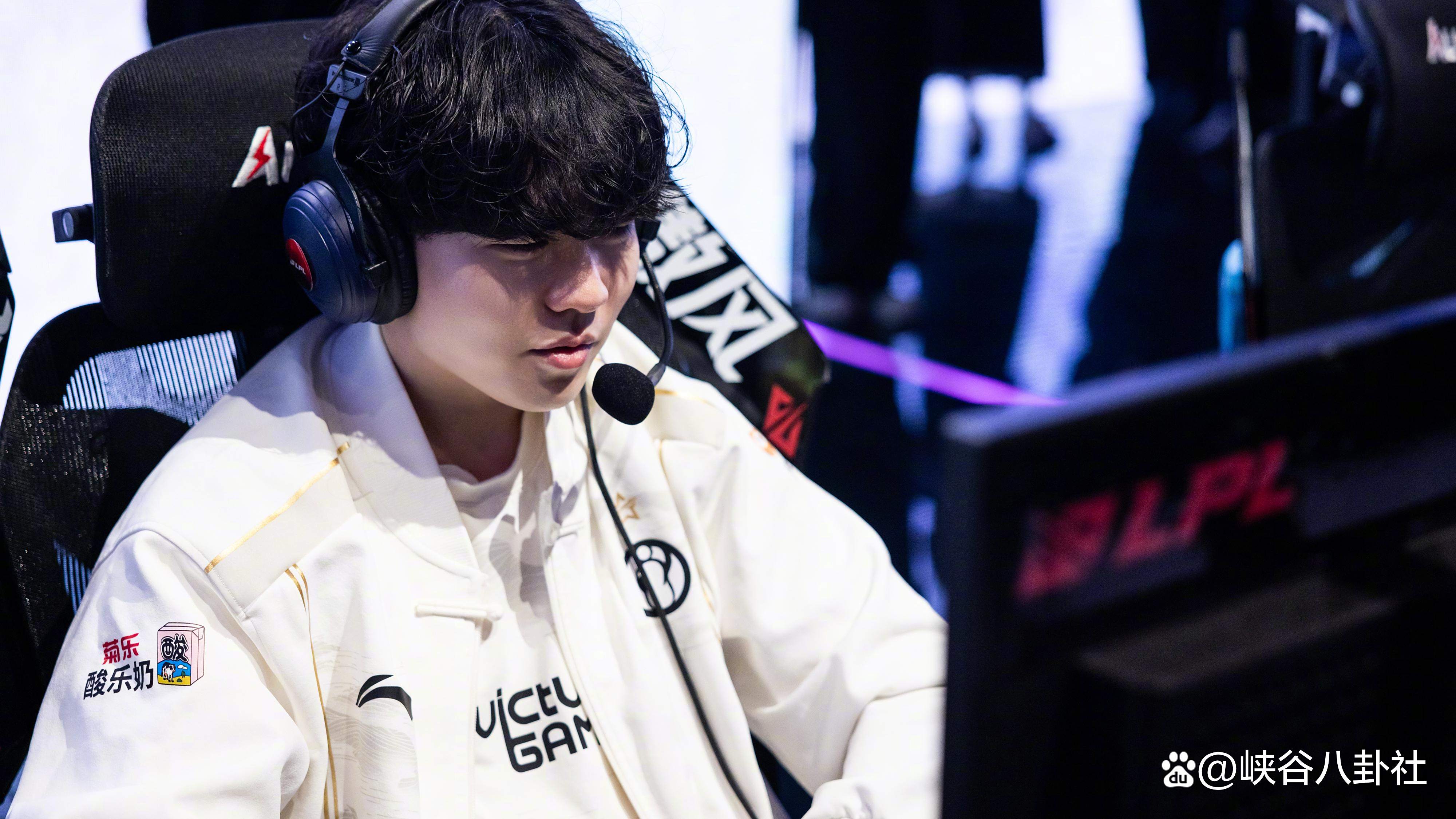 九游会-美国队前途光明！，Rookie新星险胜表现突出引发球迷热议(我真的想给rookie一个冠军)