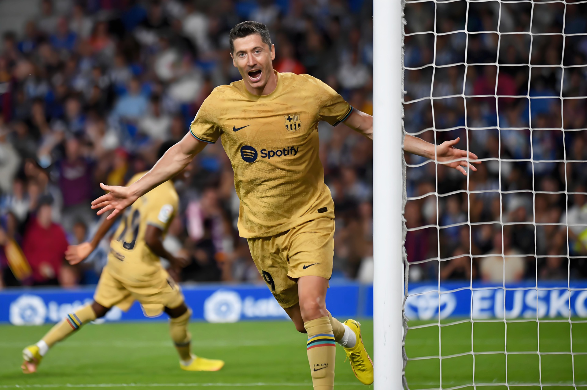 J9-关于莱万多夫斯基在TL比赛中惊险取胜，战术调整引发热议！的信息